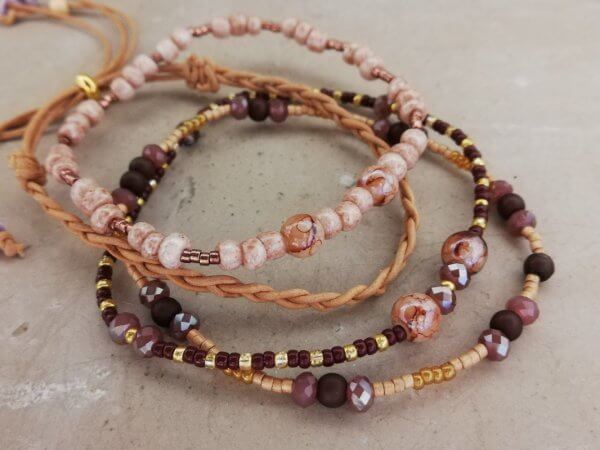 Armbandset oudroze lila bruin bolkraal vlechtleer