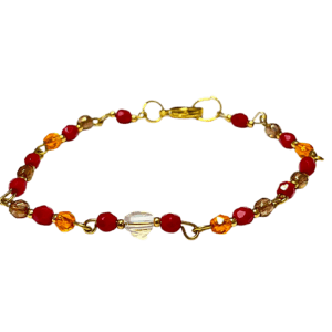 Armband goudlook, rode, oranje, bruine kralen en een glashartje